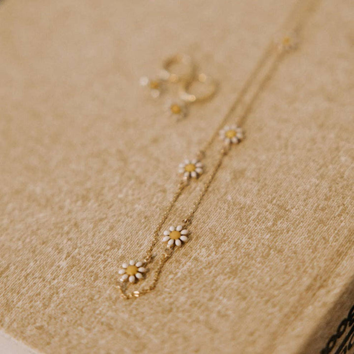 Mauve Jewelry Co. Carolina Daisy Necklace