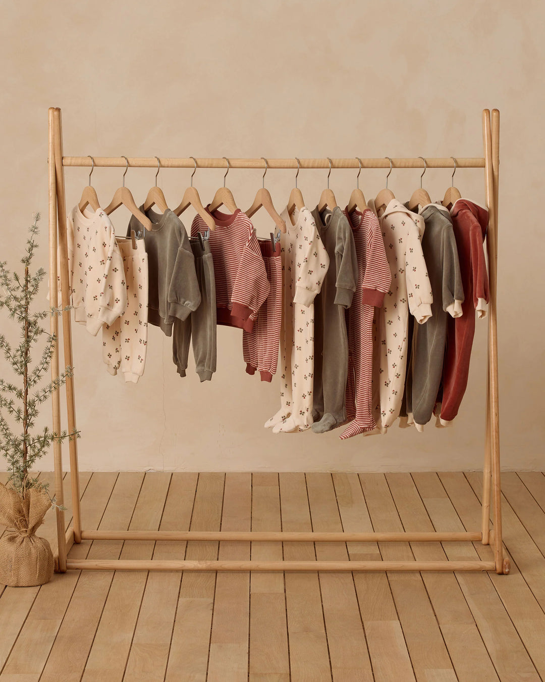 Quincy Mae Hidden Snap Footie - Holly Berry