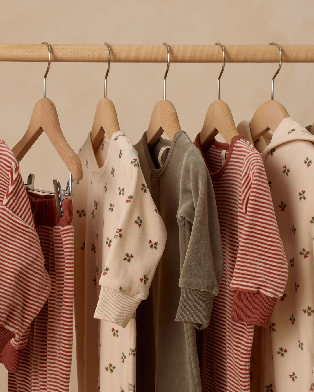 Quincy Mae Hidden Snap Footie - Holly Berry