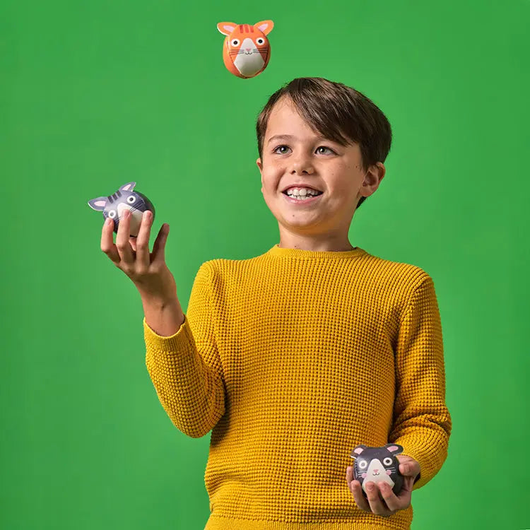 Kikkerland Three Little Cats Juggling Balls